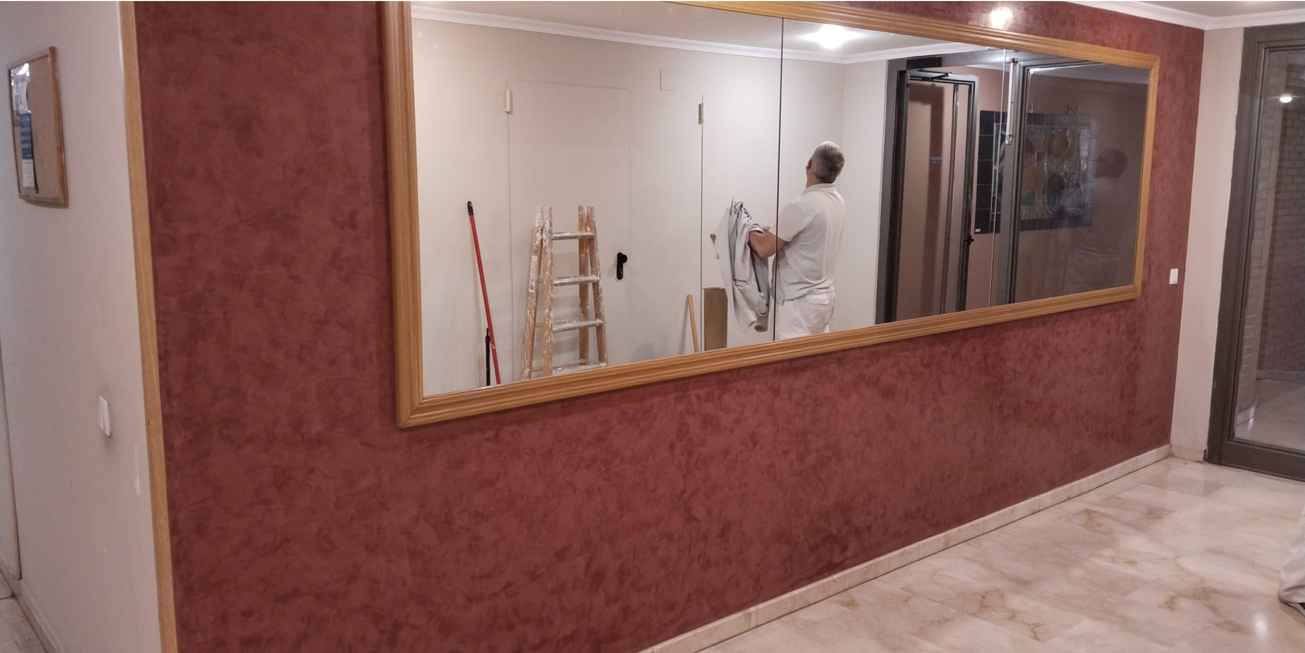 plano medio hombre paiting pared 23 2148384461.jpg